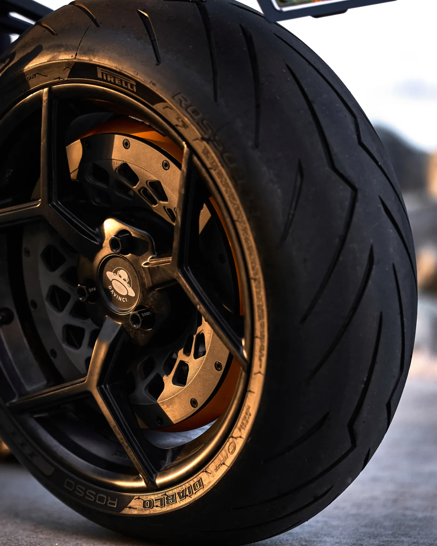 Pneu arrière Pirelli Diablo Rosso III de la DaVinci DC100