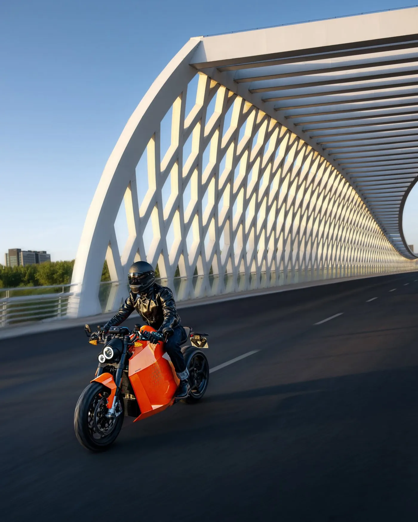 DaVinci DC100 orange sous un pont à arches
