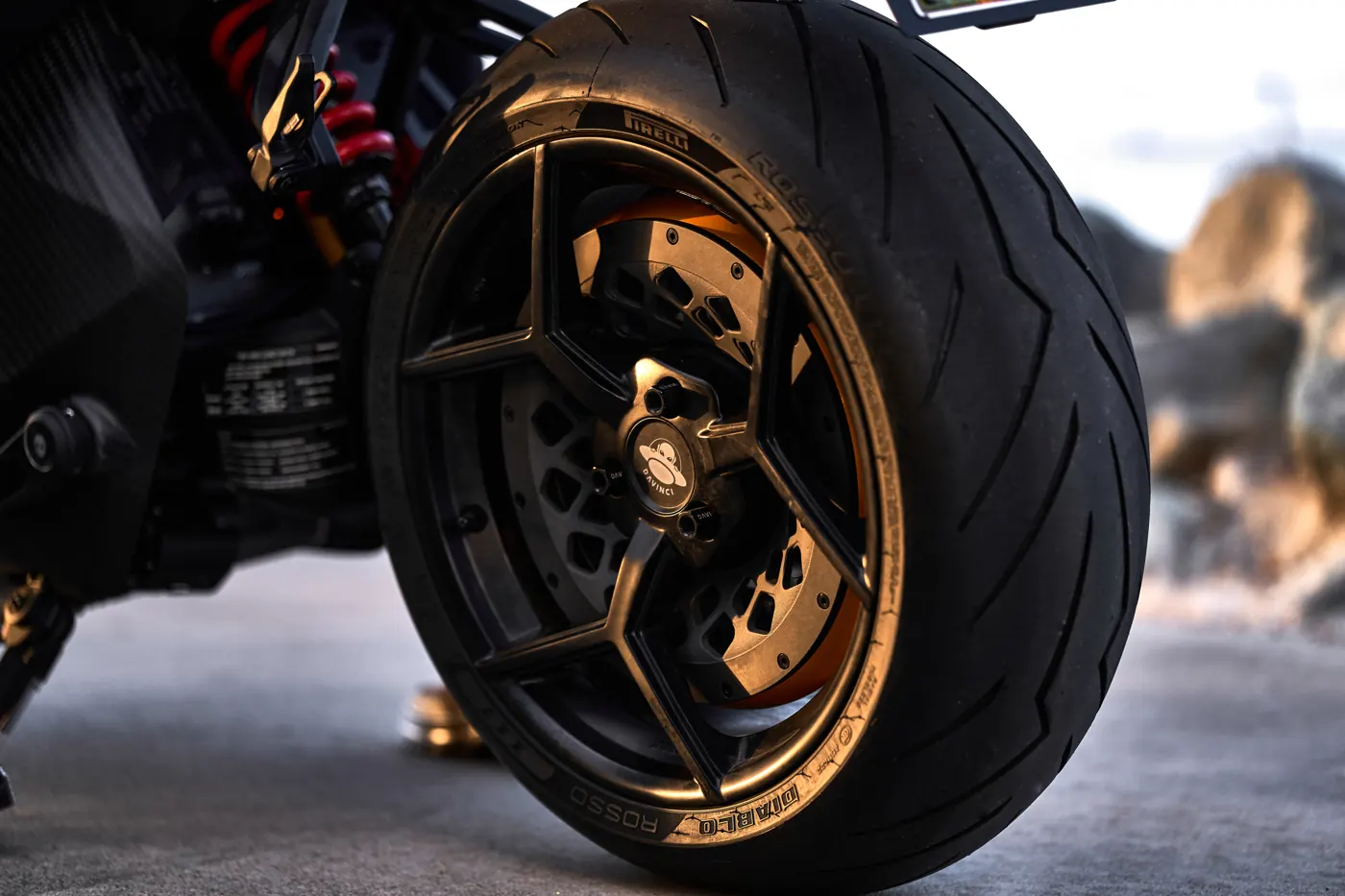 Roue arrière et pneu Pirelli de la DaVinci DC100